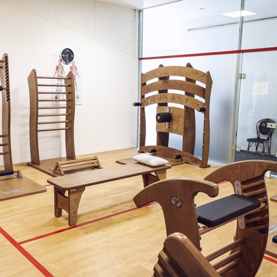 Reha- oder Gymnastikraum mit Holz-Sprossenwand