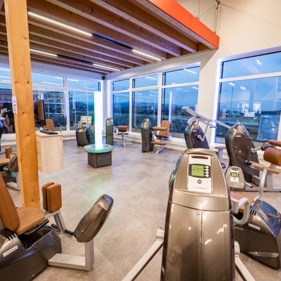 Cardiobereich mit Ausblick durch große Fenster