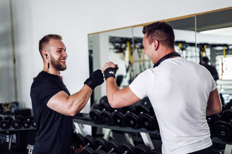 Zwei Männer geben sich die Faust