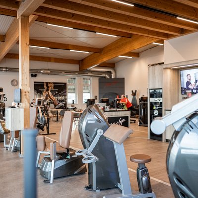 Heller Fitnessraum mit modernen Trainingsgeräten