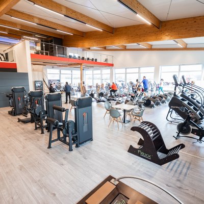 Großer Trainingsbereich mit Kraft- und Cardiogeräten