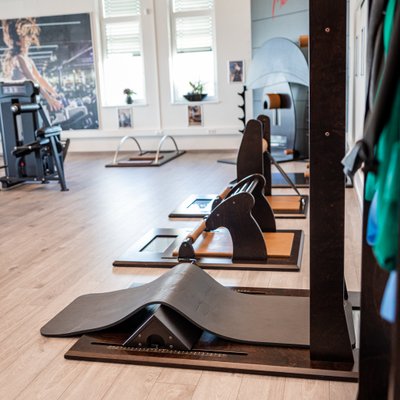 Moderner Trainingsraum mit Matten und Functional-Equipment