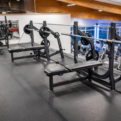 Freihantelbereich mit Bankdrückstation und Gewichten