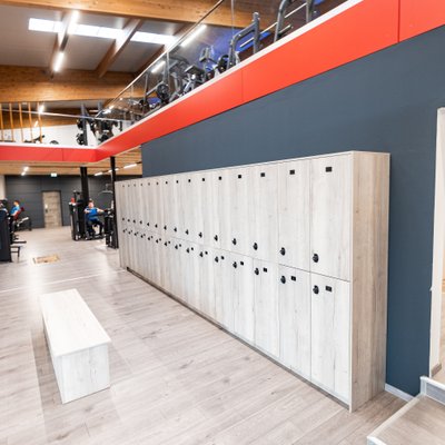 Umkleidebereich mit hellen Spinden und Sitzbank