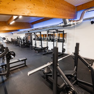 Moderner Freihantelbereich mit mehreren Kraftstationen