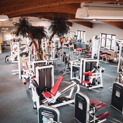 Großer Gerätebereich mit vielfältigen Kraftmaschinen