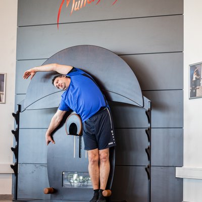 Mann bei einer seitlichen Dehnübung an einer Stretching-Station