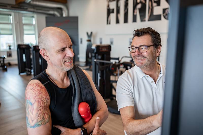 Zwei Männer im Gespräch im Trainingsbereich