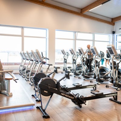 Rudergeräte in einem hellen, modernen Fitnessraum