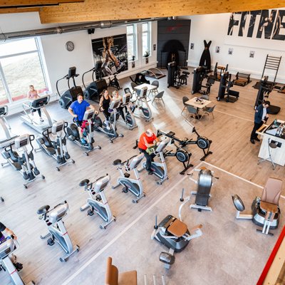 Heller Cardiobereich mit mehreren Ergometern von oben fotografiert