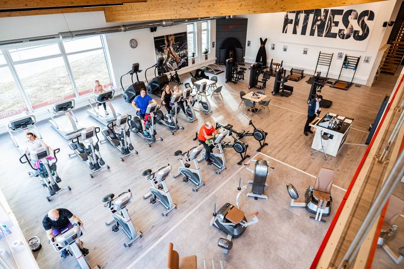 Heller Cardiobereich mit mehreren Ergometern von oben fotografiert